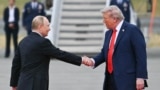 Президент США Дональд Трамп приветствует Владимира Путина на взлетно-посадочной в Анкоридже, Аляска, 15 августа 2025 года