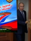 Сборник Z-поэзии бойцов ВДВ в нижном шкафу Путина то исчезает на кадрах официальной хроники, то появляется снова на прежнем месте.