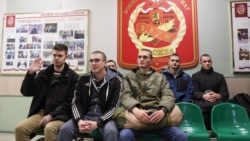 Призывники в призывном пункте в Москве перед отправкой на военную службу в российскую армию, октябрь 2024 года