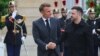 Эммануэль Макрон приветствует Владимира Зеленского в Париже 3 сентября